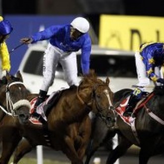 Cavalo paranaense conquista maior prêmio da história do turfe – Glória de Campeão, nascido em São José dos Pinhais e montado por jóquei gaúcho, vence a Copa do Mundo de Dubai e fatura US$ 10 milhões 29/03/2010 – Gazeta do Povo