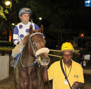 Evoque 24.03 joquei e cavalariço