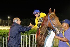 RAfiq 09.06 proprietario comprimenta jóckey