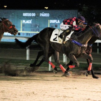 Xaxexixoxu recriado no Santarém vence de novo na Gávea.
