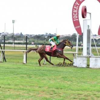 WINNETOU vence na estréia no Tarumã